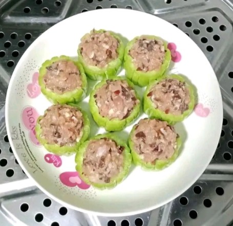 猪肉木耳酿苦瓜,水开后上锅蒸熟