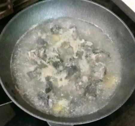 乌鸡山药汤,大火焯水两分钟,中途撇去浮沫