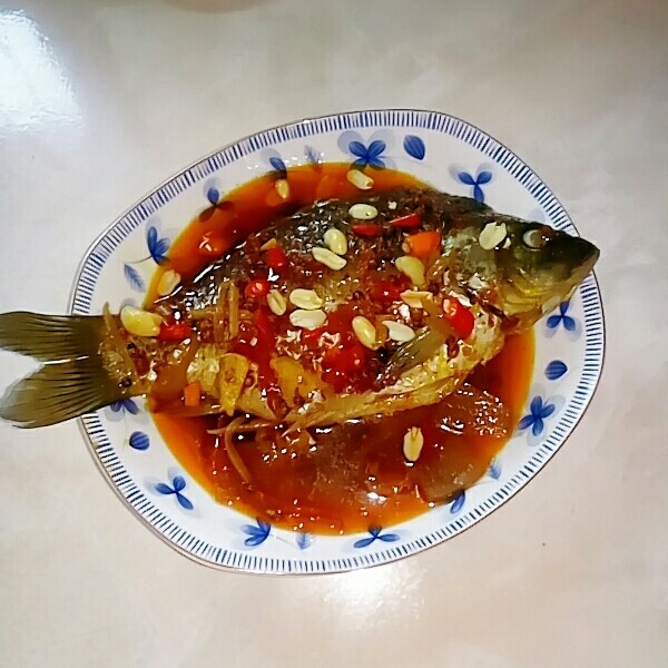 邮亭鲫鱼,盛入鱼盘,撒上花生。