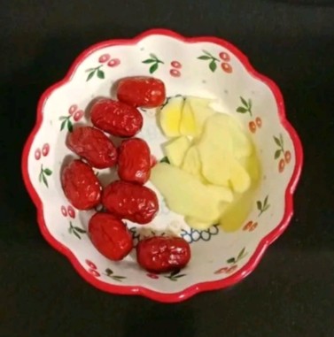 海底椰胡萝卜鸡汤,<a style='color:red;display:inline-block;' href='/shicai/ 2470'>红枣</a>清洗干净,姜去皮切片