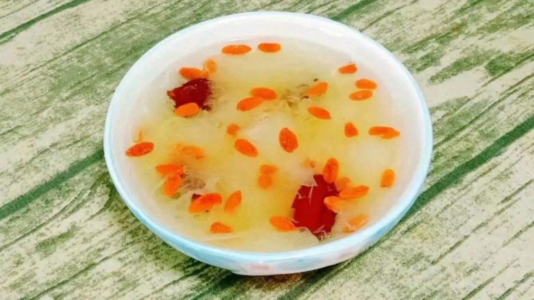 银耳雪梨红枣汤,满满的胶原蛋白,赶紧来一碗吧