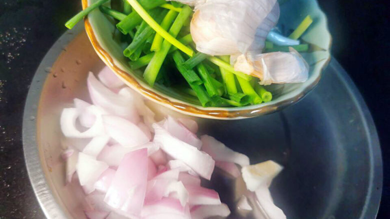 五花肉炖白菜,葱切成小段,洋葱切小块,蒜拍扁