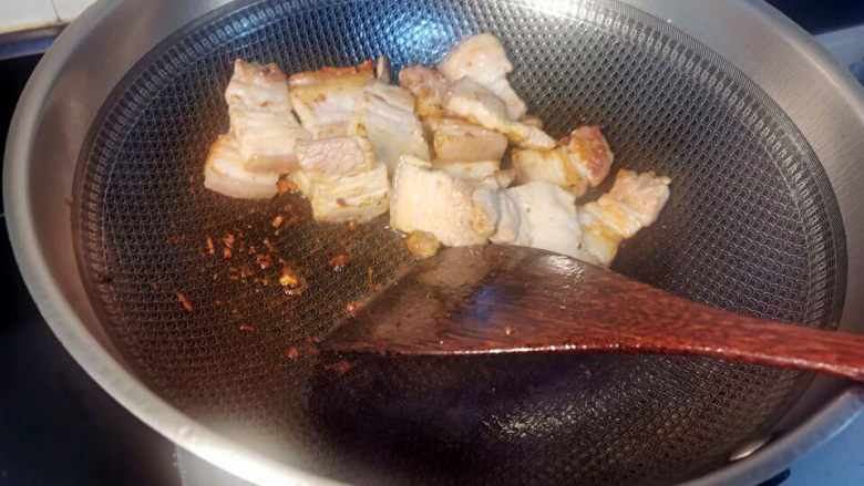 五花肉炖白菜,煸至出油后,移至锅边