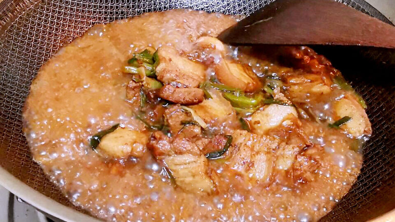 五花肉炖白菜,大火烧开,小火炖煮20分钟左右,此时五花肉已变软又入味