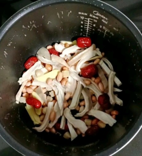 瑶柱花生猪肚汤,除香菇和枸杞外,将全部食材倒入锅中