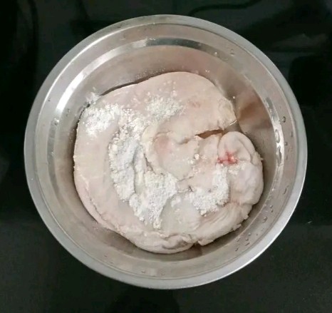 瑶柱花生猪肚汤,<a style='color:red;display:inline-block;' href='/shicai/ 422'>猪肚</a>加入<a style='color:red;display:inline-block;' href='/shicai/ 519'>面粉</a>和<a style='color:red;display:inline-block;' href='/shicai/ 715'>白醋</a>，反复清洗干净