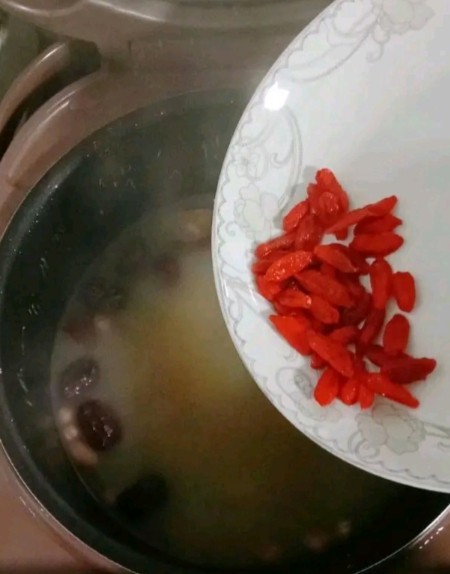 瑶柱花生猪肚汤,出锅前倒入枸杞,加入适量盐和<a style='color:red;display:inline-block;' href='/shicai/ 3250'>葱</a>花即可享用