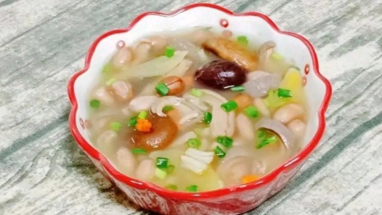瑶柱花生猪肚汤,一道鲜美的花生瑶柱汤就做好了~
