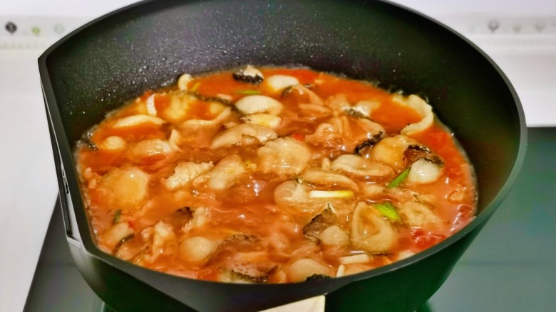 番茄炒鱼片,快速夹入鱼片,加盐大火煮2-3分钟即可。