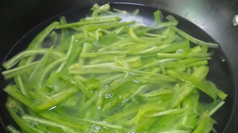 凉拌苦瓜丝,烧开水,加入苦瓜丝,焯水1分钟