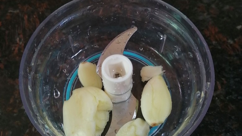凉拌苦瓜丝,蒜子去衣,放入捣蒜器
