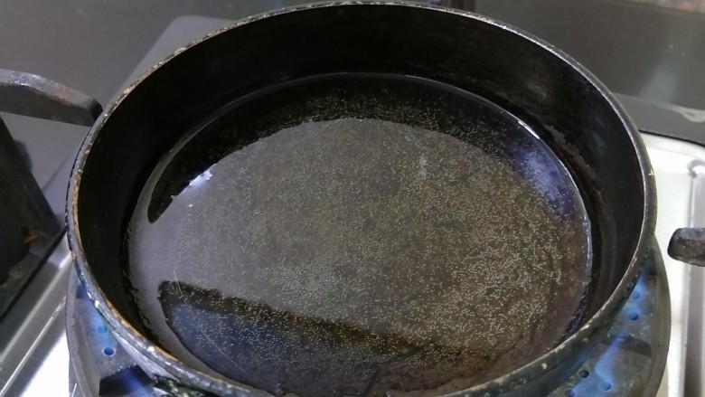 凉拌苦瓜丝,锅里加入油,烧至冒青烟