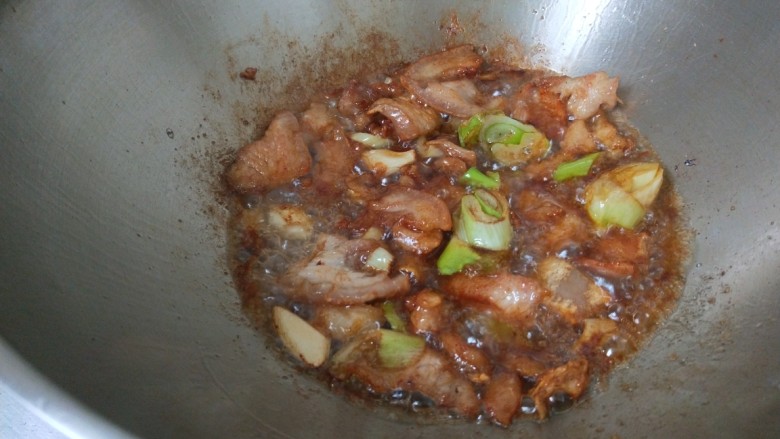 五花肉炖白菜,加入耗油,<a style='color:red;display:inline-block;' href='/shicai/ 788'>生抽</a>炒均匀。