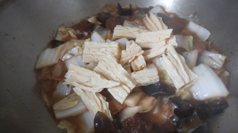 五花肉炖白菜,加入腐竹,盐,大火炖软。