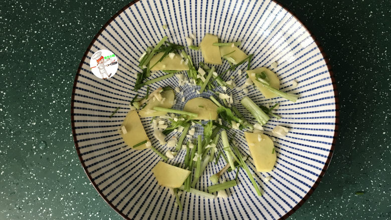 蒜蓉蒸龙虾,准备一个大盘子,铺上姜片,葱段和香菜梗,再撒上少许姜蒜末;留一半葱末,备用