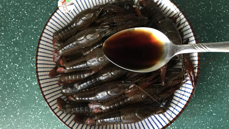 蒜蓉蒸龙虾,码上处理好的小龙虾,再淋上蒸虾汁