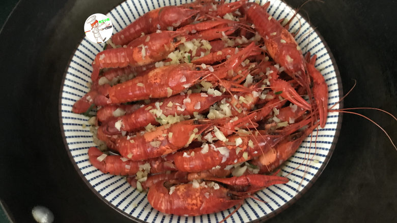 蒜蓉蒸龙虾,大火蒸12分钟左右,蒸的时间根据龙虾的量来,但不要过久,以免将虾肉蒸老,影响口感