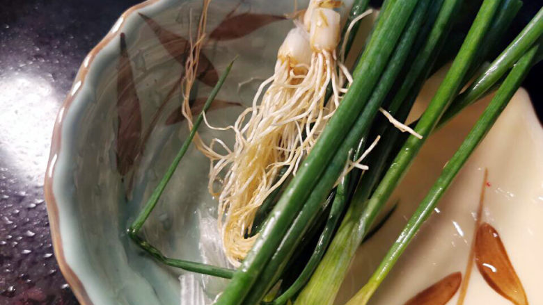 凉拌麻辣鸡丝,葱,整个都可用 ,去掉黄叶,洗净
