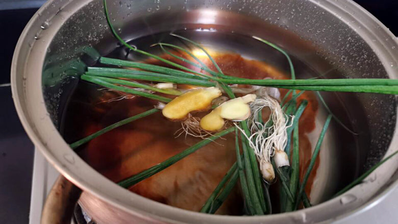 凉拌麻辣鸡丝,加些生抽上色,<a style='color:red;display:inline-block;' href='/shicai/ 718'>料酒</a>去腥