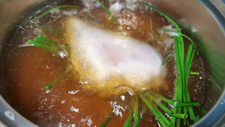 凉拌麻辣鸡丝,鸡胸肉温水下锅,中小火养熟