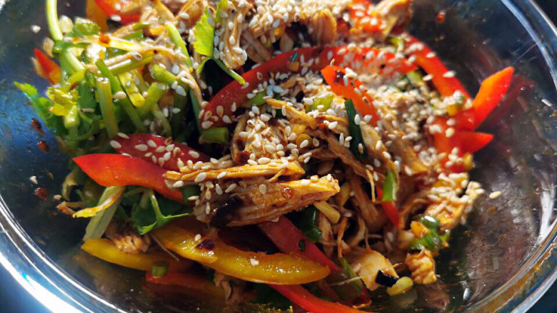 凉拌麻辣鸡丝,最后加入彩椒,香菜,拌匀,芝麻随后跟上
