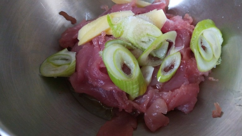 酸汤肉片,加入葱姜,<a style='color:red;display:inline-block;' href='/shicai/ 718'>料酒</a>,白胡椒,盐,食用油。
