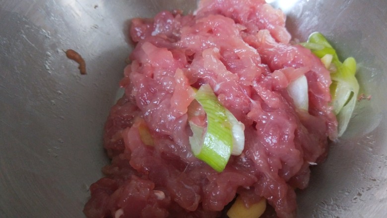 酸汤肉片,捡出葱姜片。
