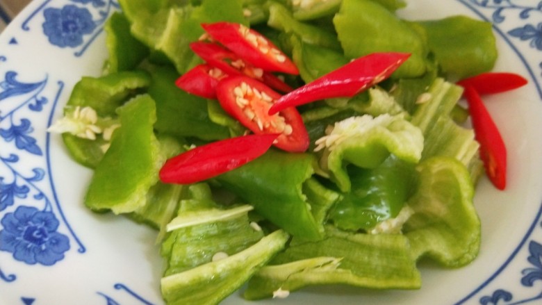 酸汤肉片,螺丝椒掰成小块,<a style='color:red;display:inline-block;' href='/shicai/ 82'>小米椒</a>切段。