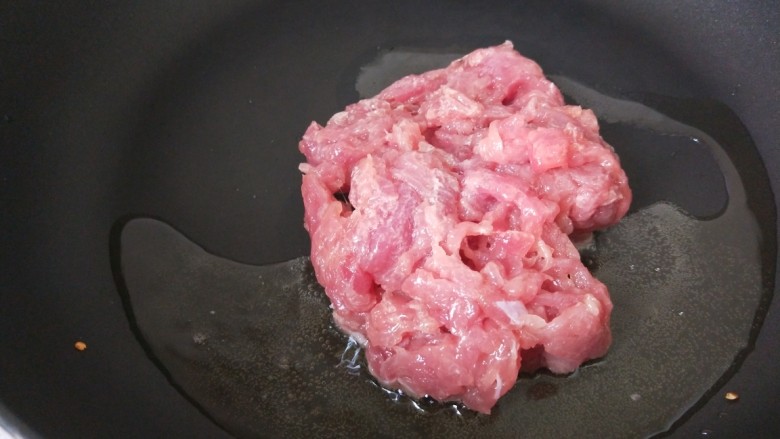 酸汤肉片,倒入适量油烧热,在倒入肉片。