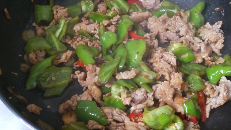 酸汤肉片,加入适量盐,鸡精炒均匀即可。