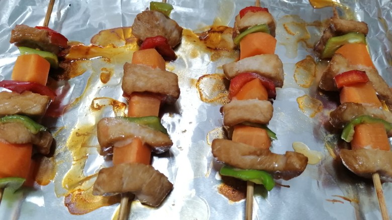 烤里脊肉,烤熟取出,烤的过程中记得翻下面