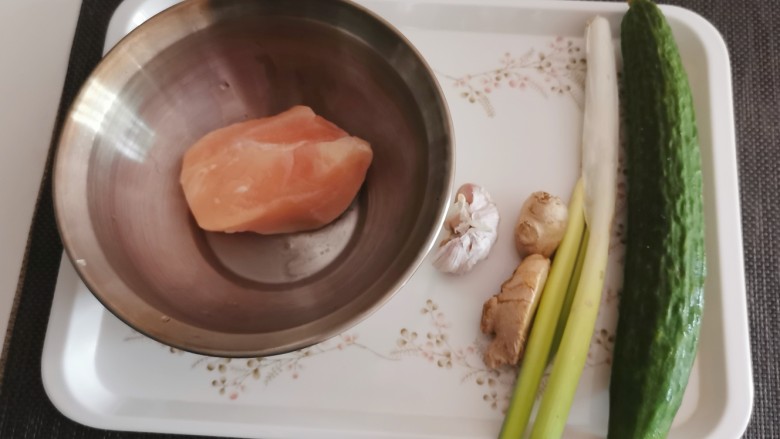 凉拌麻辣鸡丝,食材准备好。