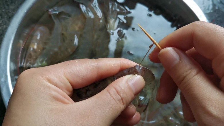 好吃到舔盘的油焖虾,先用牙签挑出虾线