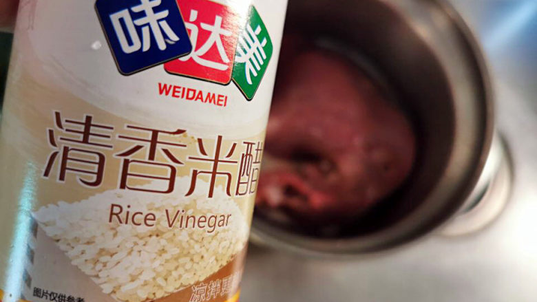南煎肝,猪肝放入盆中,加醋