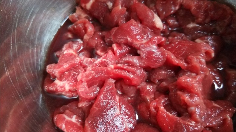 醋肉,<a style='color:red;display:inline-block;' href='/shicai/ 216'>牛肉</a>切成薄薄的肉片，加入葱姜水，<a style='color:red;display:inline-block;' href='/shicai/ 718'>料酒</a>，盐，抓均匀淹制40分钟，在加入一勺淀粉抓均