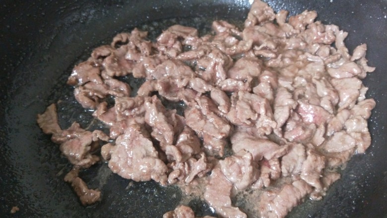 醋肉,准备平底锅倒入适量油烧热,倒入肉片快速滑散变色马上倒入盆中。