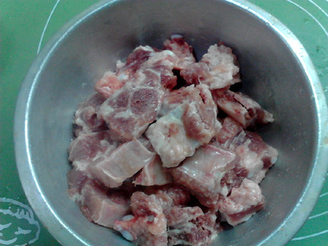 家常蒸排骨,排骨洗净剁成小块,