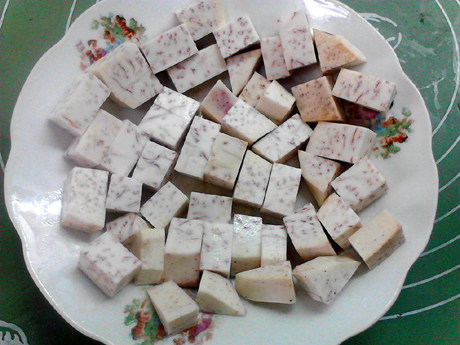 家常蒸排骨,香芋去皮洗净,切成小方块,铺在盘底。