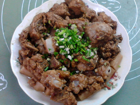 家常蒸排骨,出锅,表面撒葱花,即可食用。