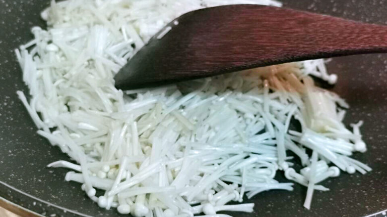 煎酿豆腐,利用煎豆腐剩下的油,来炒香金针菇