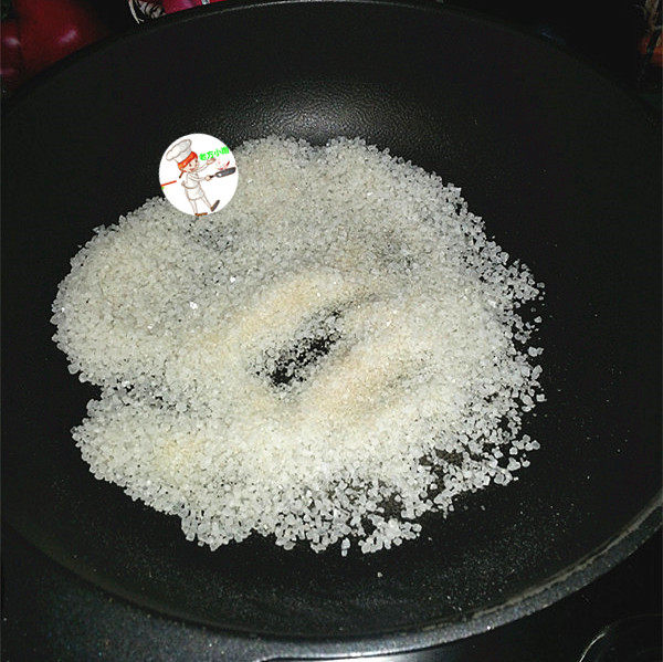 腊肉,用小火将泡菜盐炒香,炒制微微泛黄,盛出冷却;也可以加入花椒大料一起炒,因为我后面会加,这步就没加了