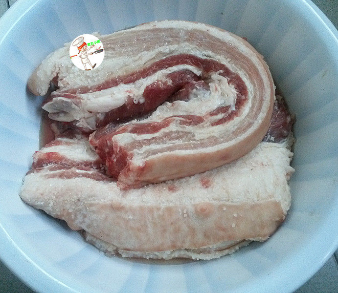 腊肉,然后将盆放在阴凉通风处,腌制7~10天的时间,每天翻面,入味更均匀