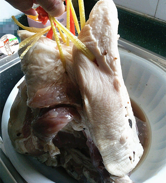腊肉,泡好后用绳子串起来,放室外通风处沥水晾晒
