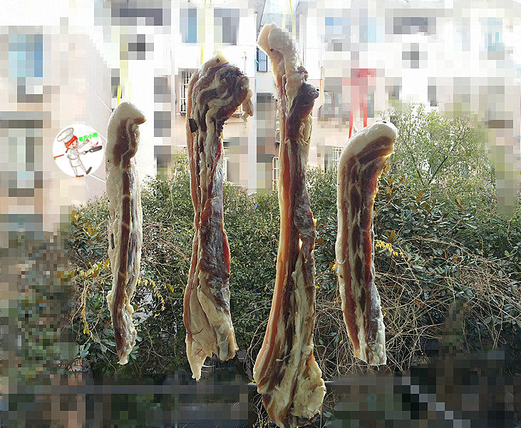 腊肉,差不多需要凉晒半个月左右(冬天),晾干后把它们放至阴凉通风处或是冰箱冷冻室,冷冻起来就可以了