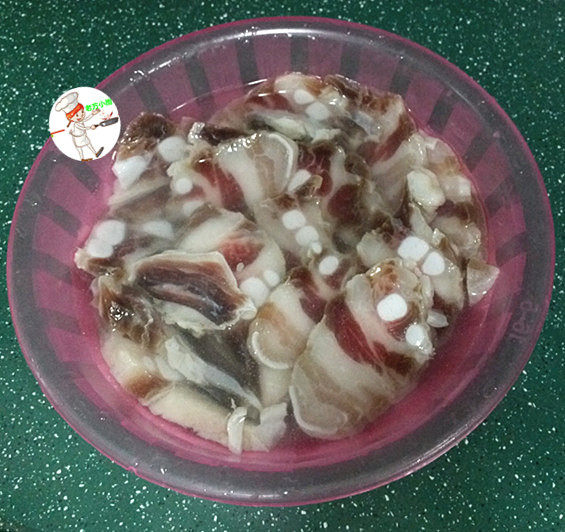 腊肉,取出部分腊肉,切片过浸泡一会儿,泡去多余的盐分
