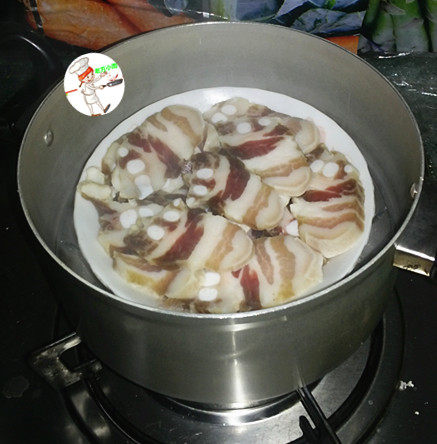 腊肉,放入蒸锅中,蒸15分钟左右