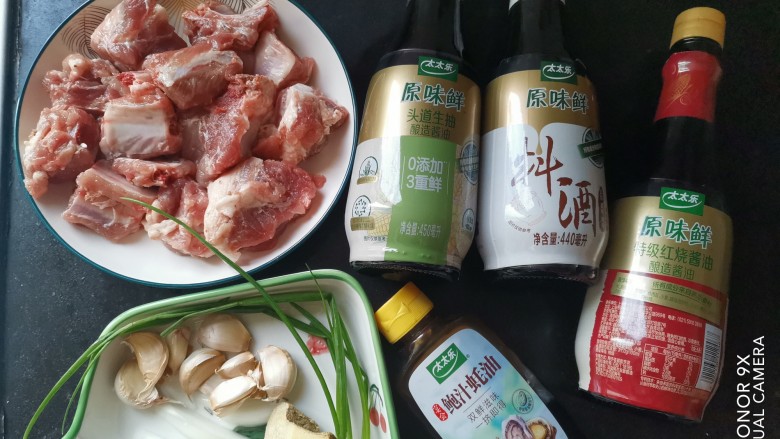 家常蒸排骨,准备食材备用,排骨,配菜和调料