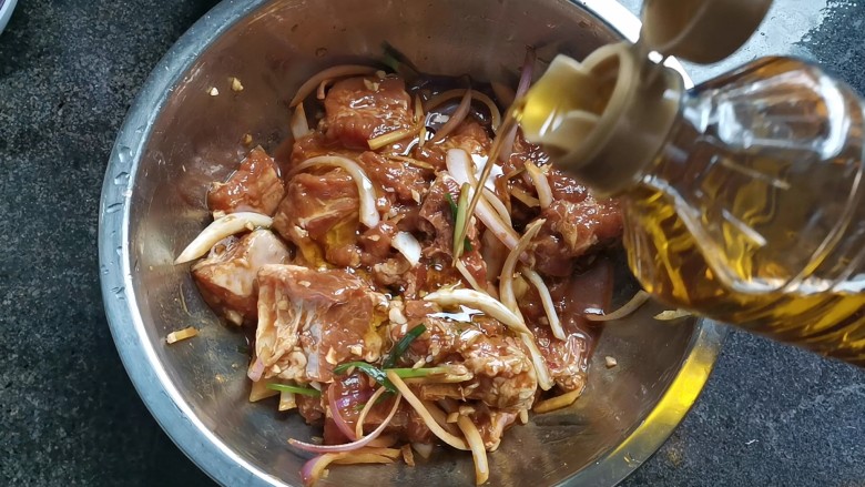 家常蒸排骨,抓拌均匀后,加入适量的食用油锁住水分