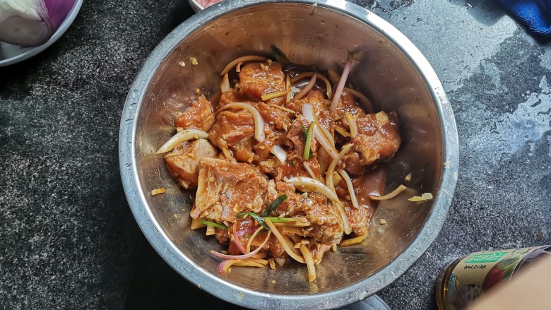 家常蒸排骨,抓拌均匀,腌制2小时以上