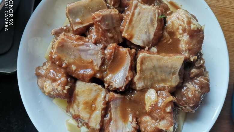 家常蒸排骨,把腌制好的排骨码上,腌排骨的汤汁也淋入盘里